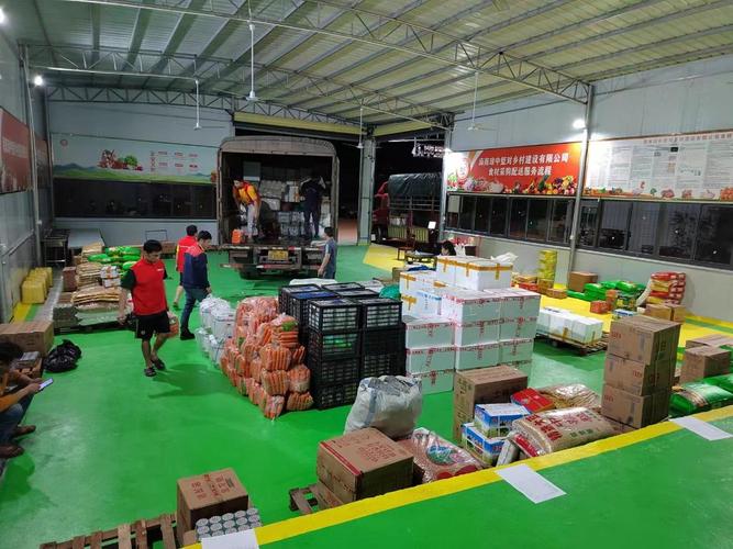 在营根镇生鲜配送中心,工作人员将果蔬,肉类等食品装车
