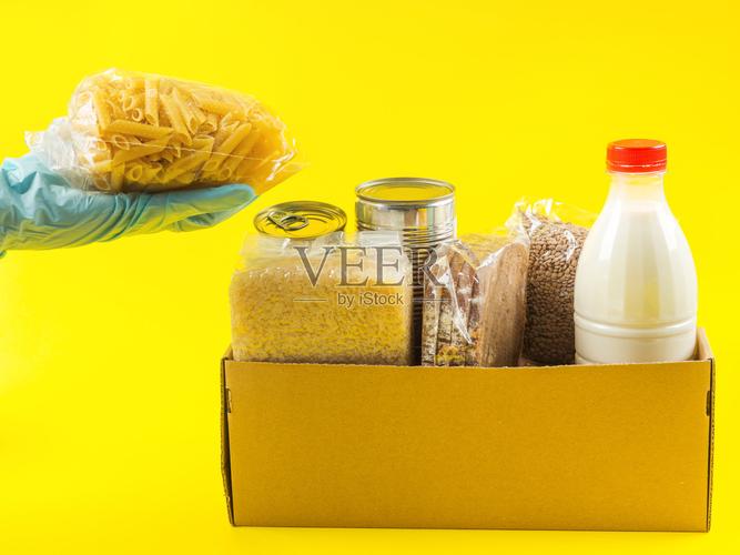 黄色背景上的安全食品配送理念照片摄影图片
